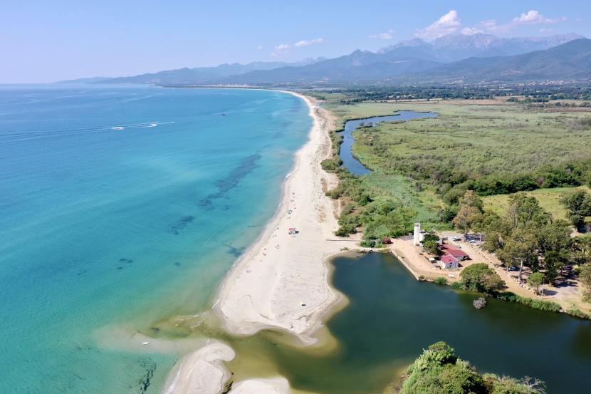 Vue aérienne de la plage de Calzarellu