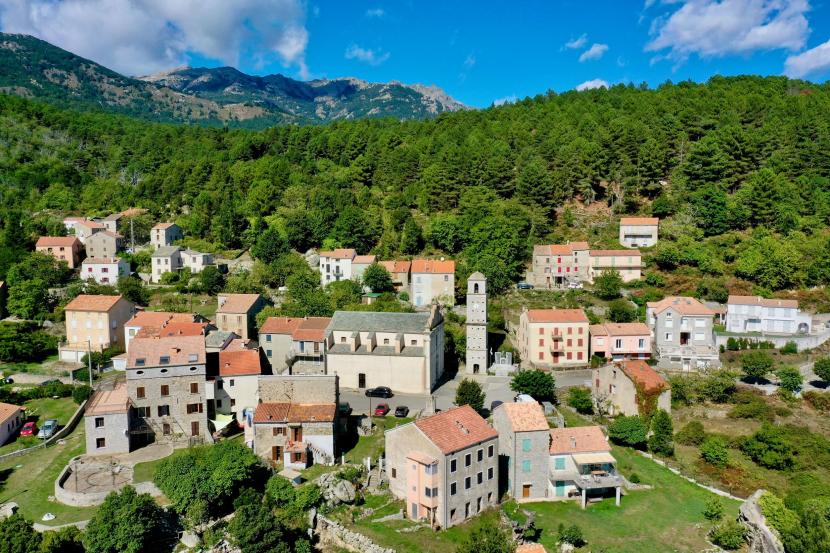 ISOLACCIU DI FIUOMRBU VILLAGE VUE DU CIEL