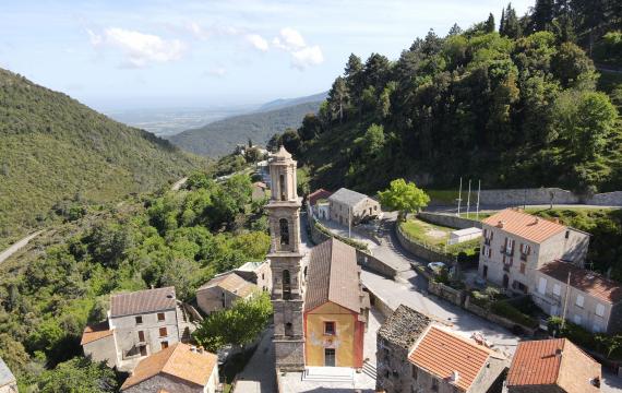 Jolie vue aérienne de Lugo di Nazza