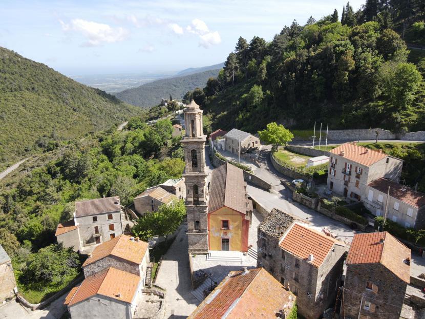 Jolie vue aérienne de Lugo di Nazza